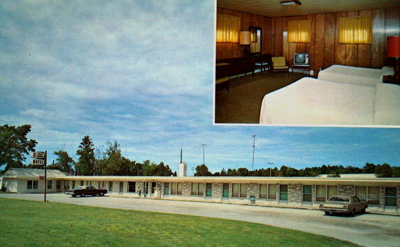 Captains Quarters Motel (Hi-Way Motel) - Postcard